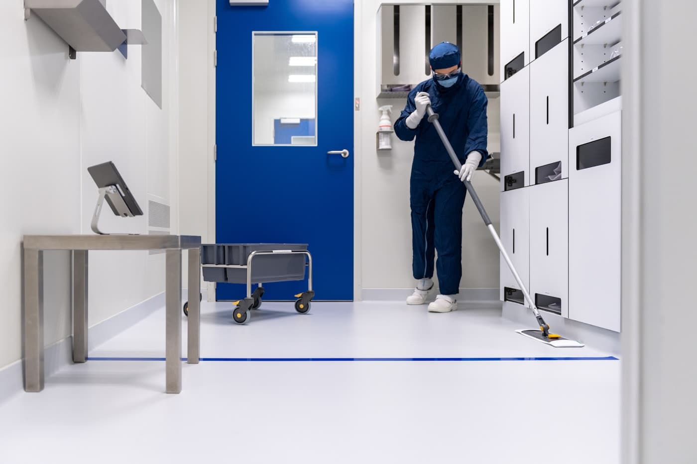 Reinigungskraft beim Mopping in einer hellen Fläche